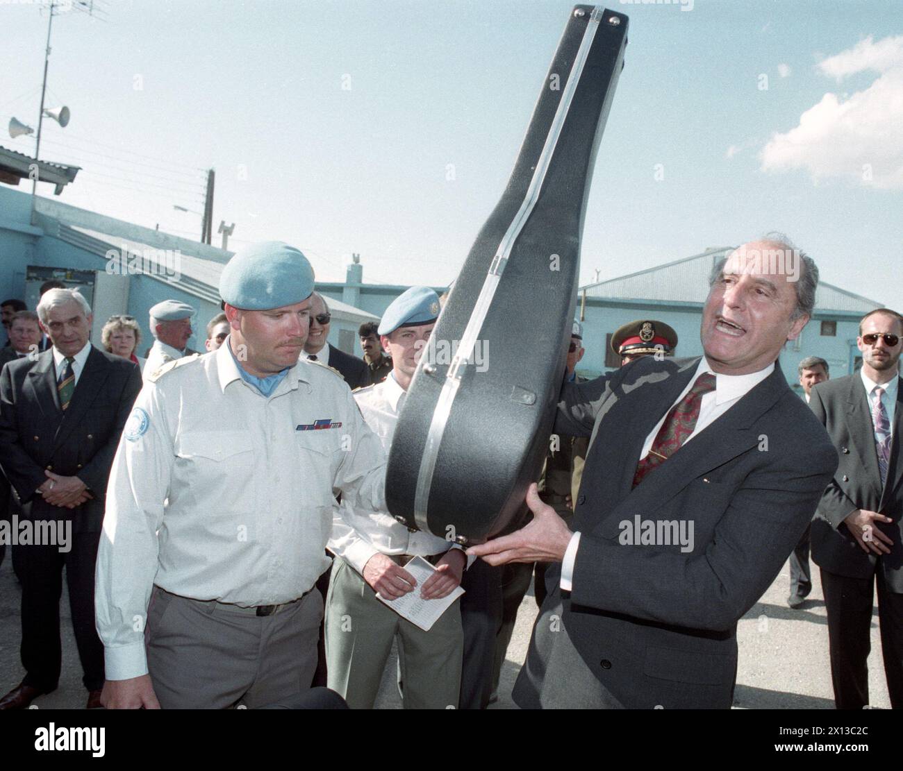 Golanhöhen il 10 aprile 1994: Il presidente federale austriaco Thomas Klestil visita al battaglione delle Nazioni Unite a Golan Heights e porta con sé due chitarre. - 19940410 PD0004 - Rechteinfo: Diritti gestiti (RM) Foto Stock