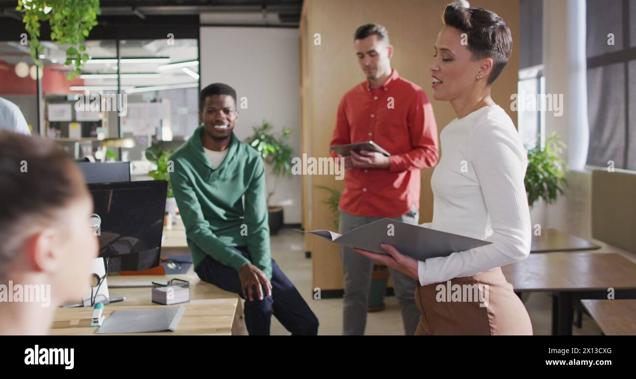 Immagine di grafici, barre di carico e cerchi, vari colleghi che battono dopo aver raggiunto gli obiettivi Foto Stock