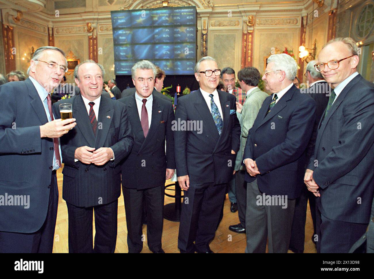 Open House dell'UE nella "Casa dell'industria" di Vienna il 12 giugno 1994: Il ministro dell'economia Wolfgang Schuessel celebra i risultati positivi del Referndum nazionale dell'UE. Foto: Engelbert Wenckheim (l.), Leopold Maderthaner (2.f.l.) e Guenter Stummvoll (r.). - 19940612 PD0077 - Rechteinfo: Diritti gestiti (RM) Foto Stock