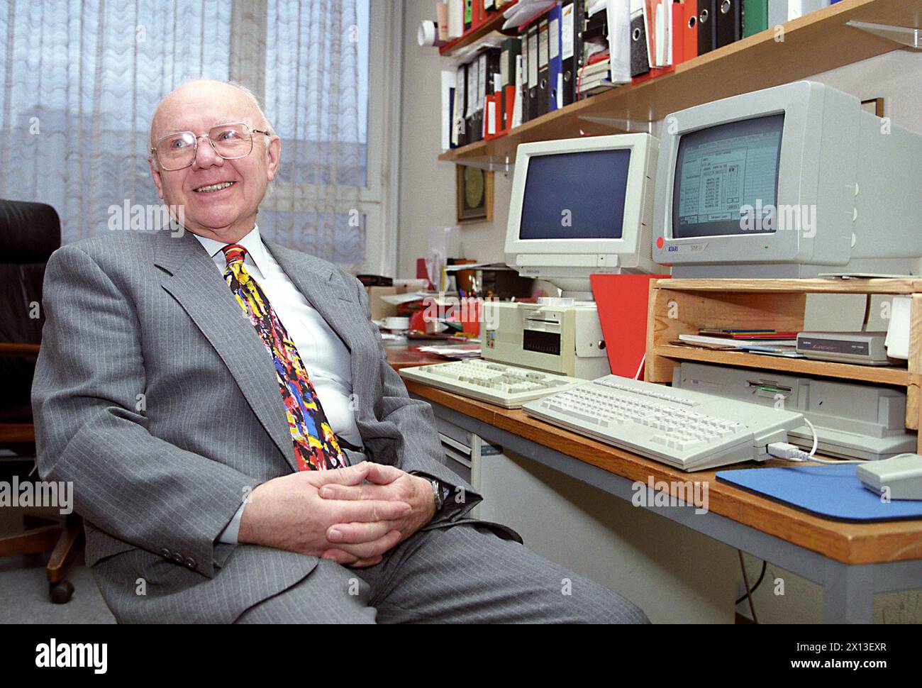 Il pioniere informatico austriaco Heinz Zemanek a Vienna, 27 dicembre 1994. Divenne famoso per l'invenzione del primo computer completamente transistorizzato. - 19941227 PD0001 - Rechteinfo: Diritti gestiti (RM) Foto Stock