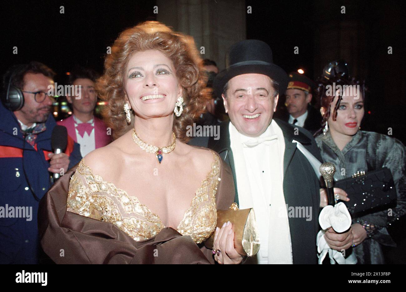 Ballo dell'Opera di Vienna il 25 febbraio 1995: Richard Lugner arriva con la sua ospite Sophia Loren (l.) e la moglie Christine 'Mausi' Lugner (r.) - 19950224 PD0016 - Rechteinfo: Diritti gestiti (RM) Foto Stock