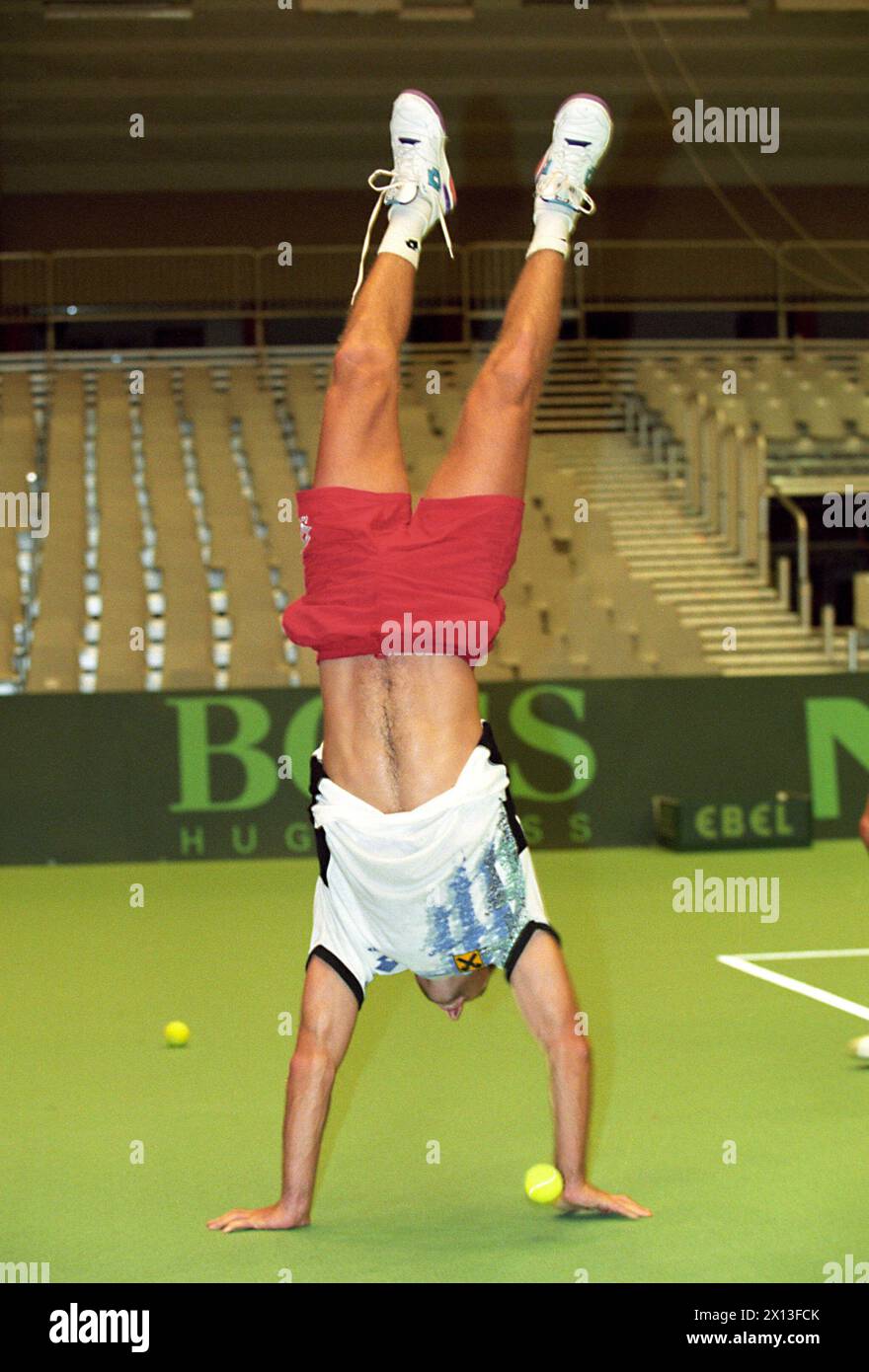 Quarti di finale della Coppa Davis a Vaexjoe, Svezia, il 31 marzo 1995. Nella foto: Thomas Muster (AUT) cerca di fare una mano dopo la partita. - 19950329 PD0003 - Rechteinfo: Diritti gestiti (RM) Foto Stock