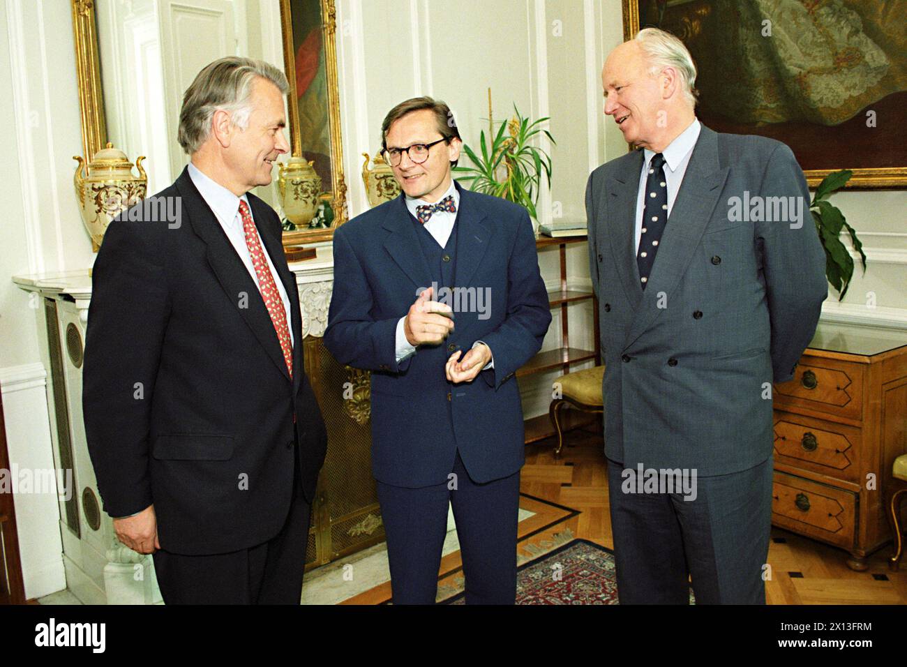 Vienna il 29 maggio 1995: (l-r) incontro tra il negoziatore jugoslavo dell'Unione europea, David Owen, il ministro degli esteri austriaco Wolfgang Schuessel e il negoziatore dell'ONU Thorwald Stoltenberg. - 19950523 PD0002 - Rechteinfo: Diritti gestiti (RM) Foto Stock