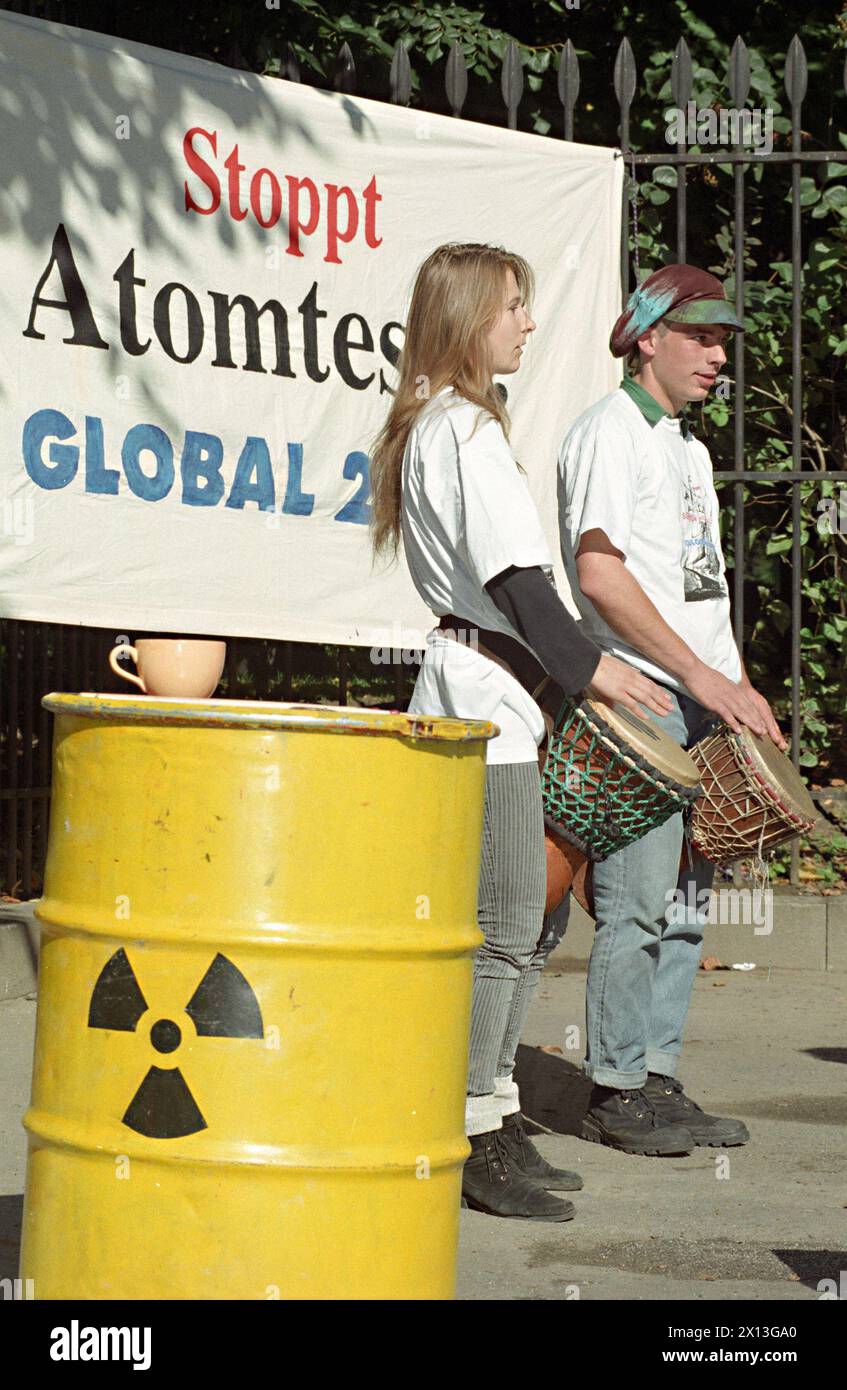 Il 5 settembre 1995 i rappresentanti dell'organizzazione per la protezione dell'ambiente, Global 2000 consegnano oltre 30,000 firme contro i test nucleari francesi, al Cancelliere federale austriaco Franz Vranitzky e al debitore cancelliere Wofgang Schüssel. Gli attivisti stavano suonando dalle 8:00 alle 16:00 al "Ballhausplatz" viennese; queste 8 ore erano un simbolo per gli otto test nucleari pianificati. - 19950905 PD0011 - Rechteinfo: Diritti gestiti (RM) Foto Stock