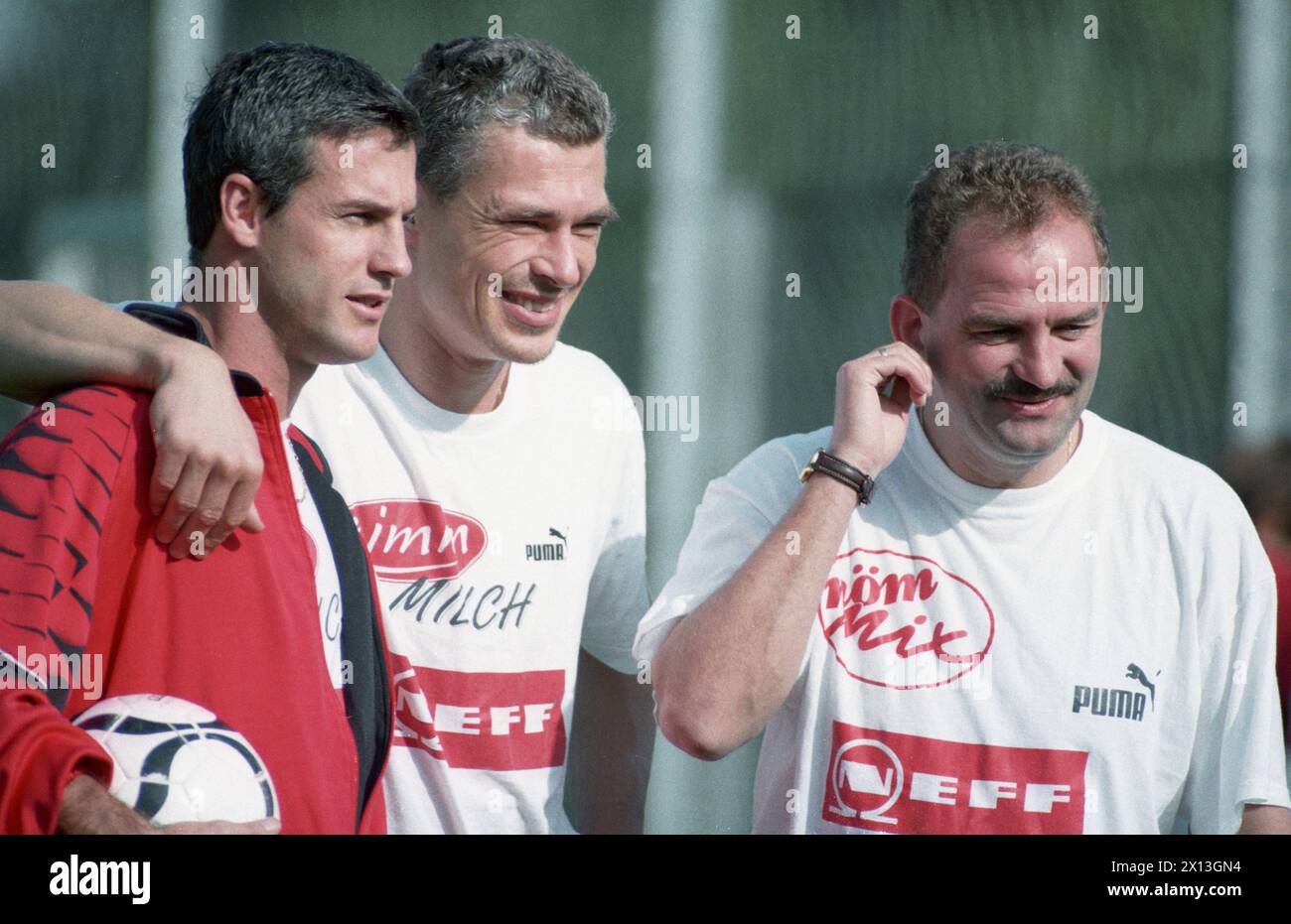 Da sinistra a destra: Michael Konsel, Toni Polster e l'allenatore della squadra di calcio austriaca Herbert Porhaska, catturati durante un allenamento della nazionale austriaca l'8 ottobre 1995. - 19951008_PD0004 - Rechteinfo: Diritti gestiti (RM) Foto Stock