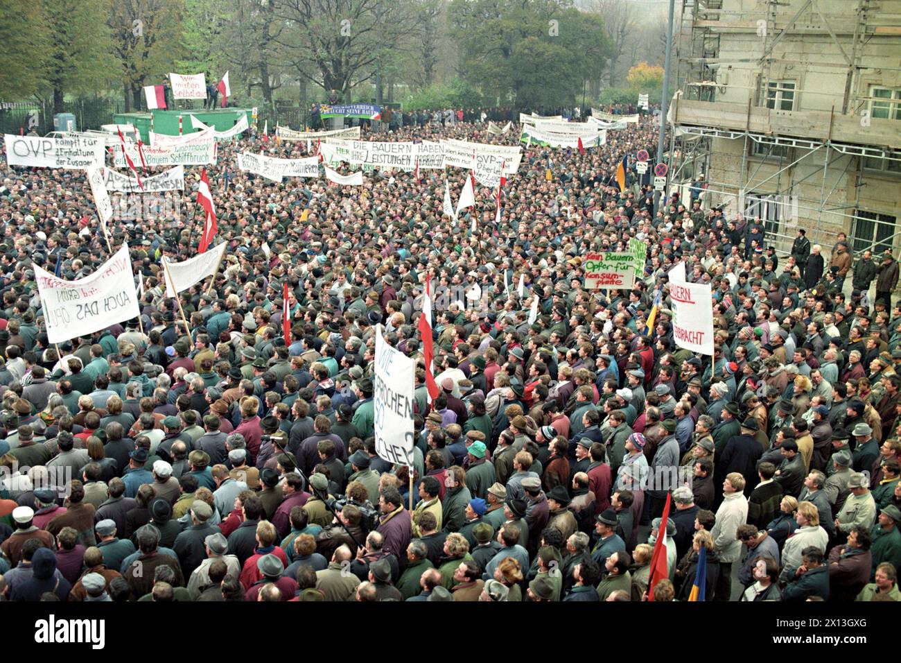 Il 13 novembre 1995 circa 13,000 agricoltori austriaci stanno manifestando a Ballhausplatz di Vienna di fronte alla Cancelleria federale austriaca. - 19951113_PD0009 - Rechteinfo: Diritti gestiti (RM) Foto Stock