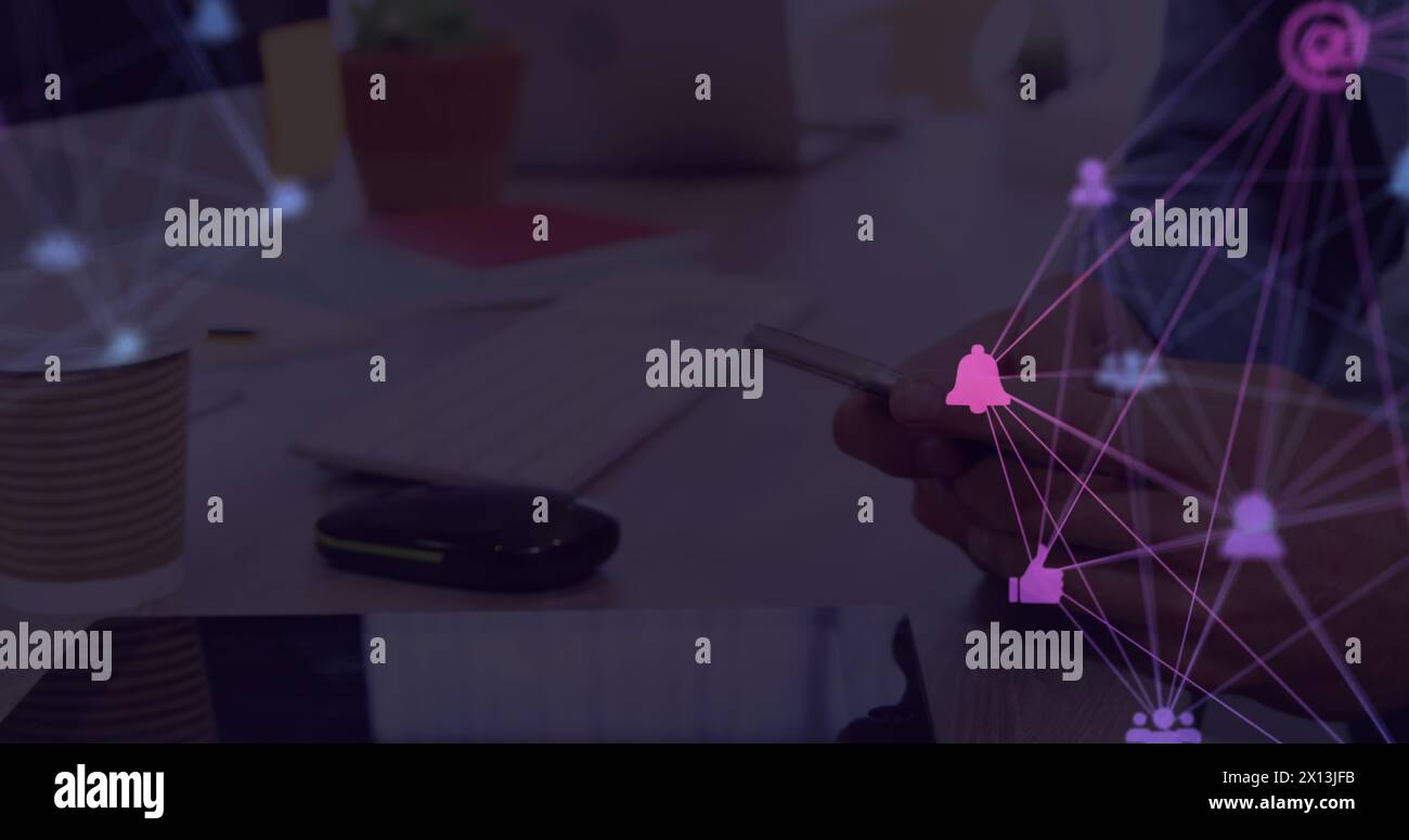 Immagine di una rete di connessioni con icone che fluttuano sulle mani di un uomo che utilizza uno smartphone Foto Stock