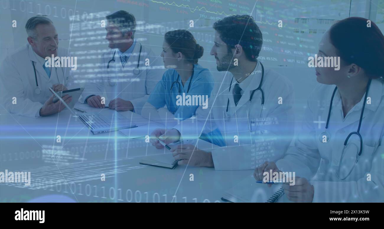 Immagine di grafici e dati su diversi medici di sesso femminile e maschile durante la consultazione Foto Stock