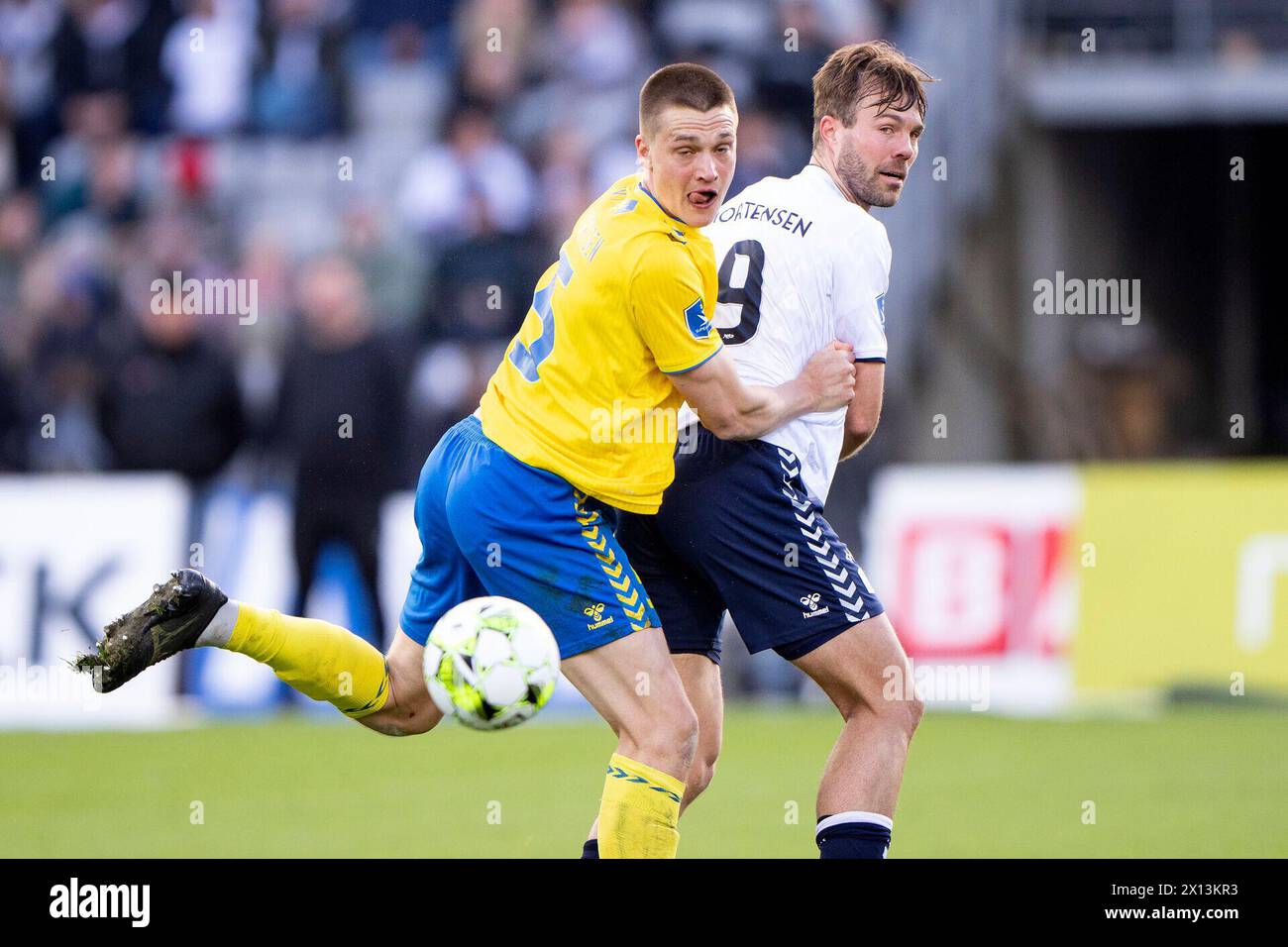 14 aprile 2024, Aarhus, Danimarca. Rasmus Lauritsen di Brøndby cerca di mantenere il controllo del Patrick Mortensen dell'AGF durante il match di Superliga tra AGF e Brøndby IF al Ceres Park di Aarhus domenica 14 aprile 2024. (Foto: Bo Amstrup/Ritzau Scanpix) credito: Ritzau/Alamy Live News Foto Stock