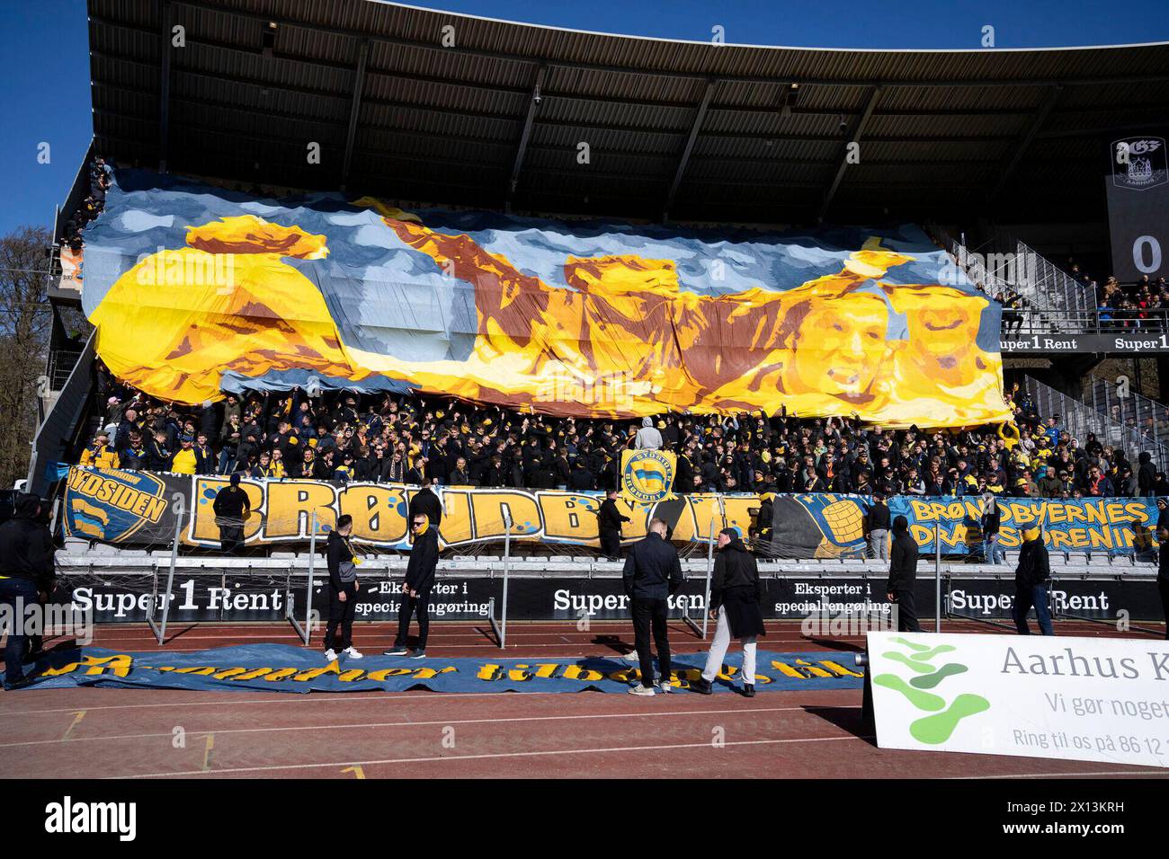 14 aprile 2024, Aarhus, Danimarca. I tifosi di Brøndby durante la partita di Superliga tra AGF e Brøndby IF al Ceres Park di Aarhus domenica 14 aprile 2024. (Foto: Bo Amstrup/Ritzau Scanpix) credito: Ritzau/Alamy Live News Foto Stock