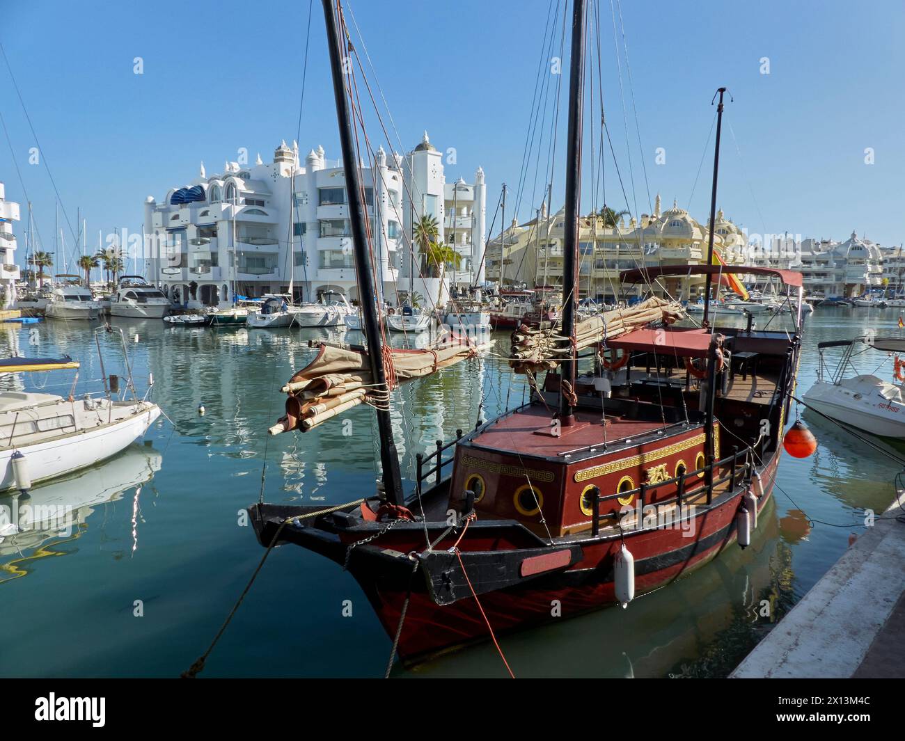 Barca turistica cinese in stile spazzatura ormeggiata a Puerto Marina, Benalmádena, Málaga, Spagna. Foto Stock