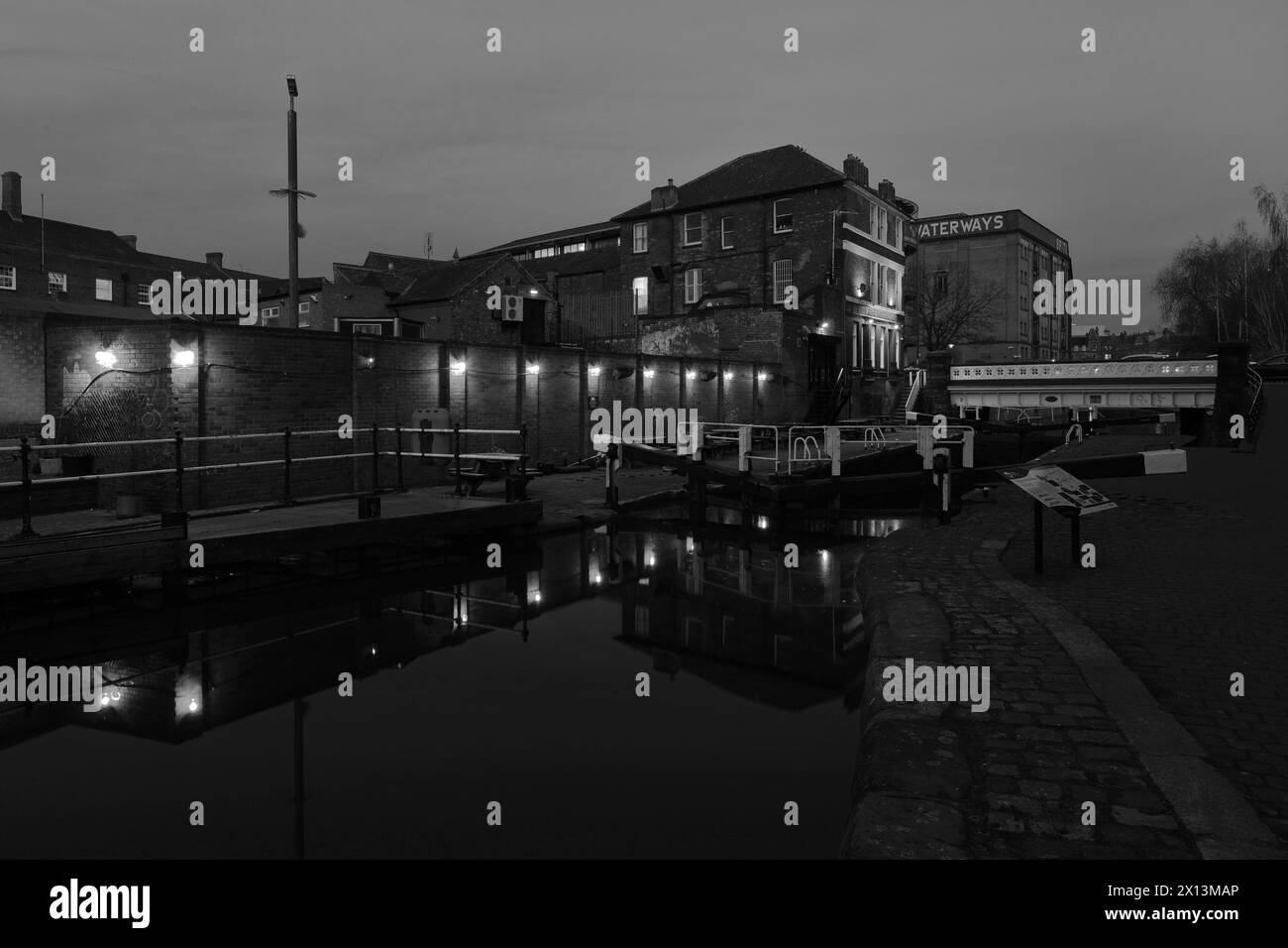 Edifici lungo il canale di Nottingham e Beeston, Castle Wharf, zona Waterfront della città di Nottingham, Nottinghamshire, Inghilterra, Regno Unito Foto Stock