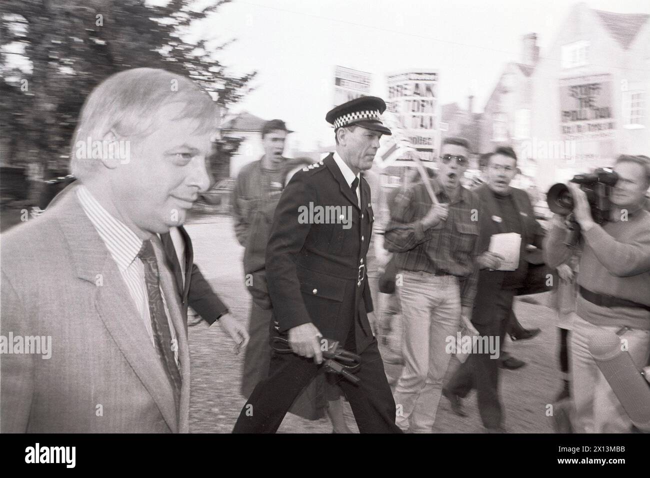 Il deputato conservatore e poi Segretario di Stato per l'ambiente, Chris Patten, affronta i dimostranti di poll Tax a Wilton vicino a Salisbury Wiltshire nel 1990. Foto Stock