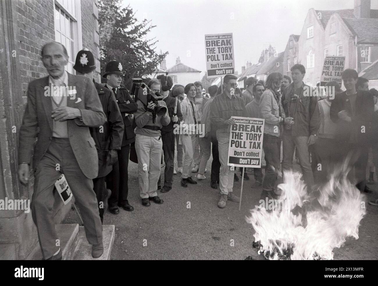 Un'effigie dell'allora attuale primo ministro Margaret Thatcher viene bruciata dai manifestanti di poll Tax in vista di un incontro a Wilton, Salisbury nel Regno Unito nel 1990. Foto Stock