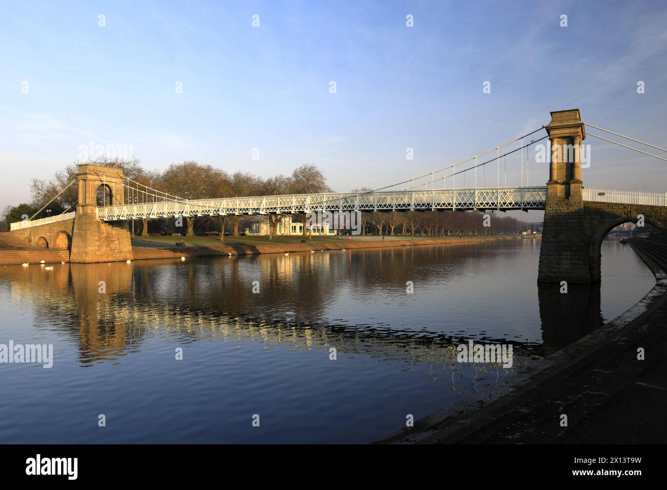 Il Wilford Suspension Bridge sul fiume Trent, Nottingham City, Nottinghamshire, Inghilterra, Regno Unito Foto Stock