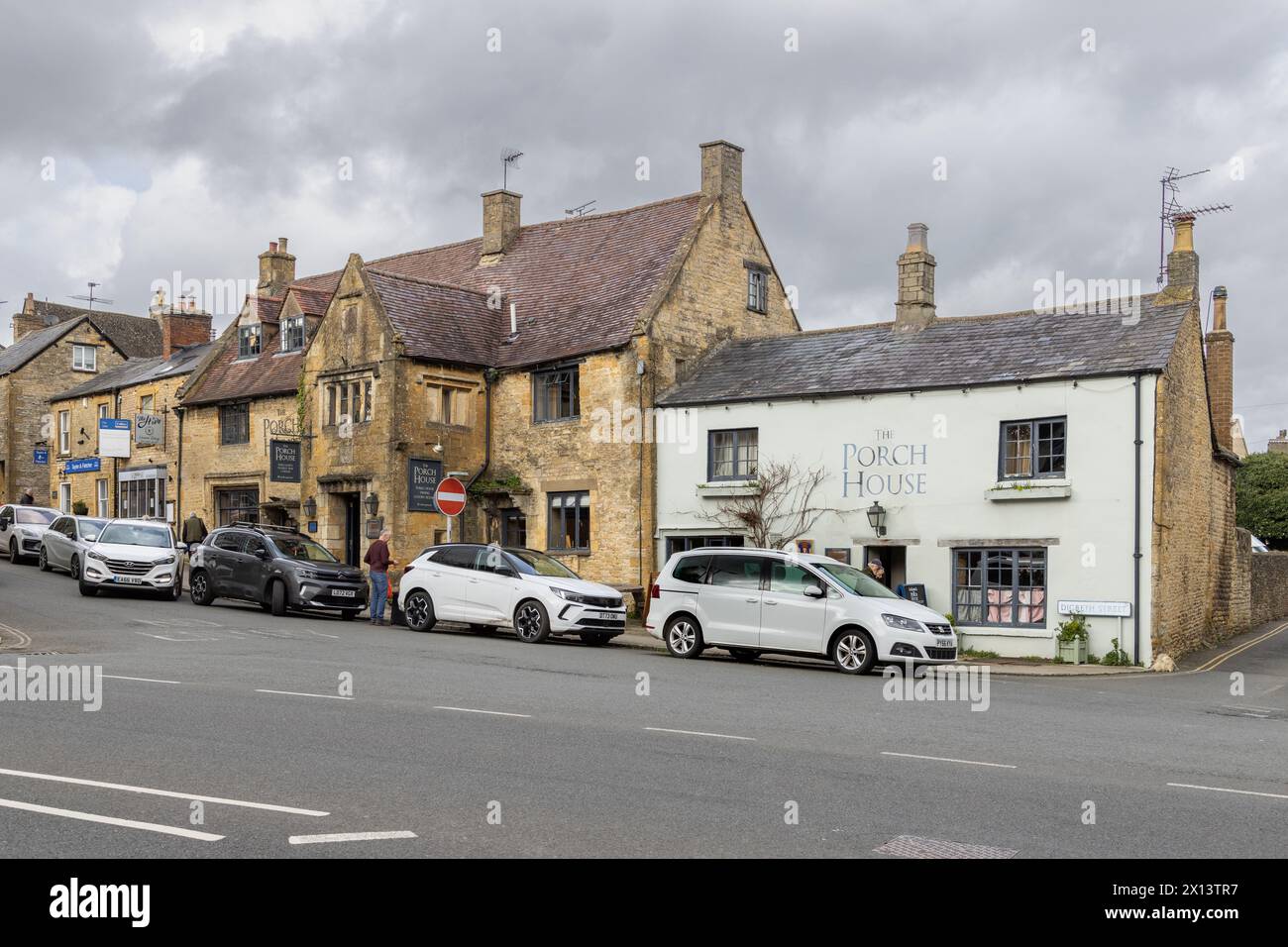 La più antica locanda d'Inghilterra, la Porch House di Stow-on-the-Wold, una destinazione popolare per i turisti. La locanda più antica d'Inghilterra, Stow, Cotswolds. Foto Stock