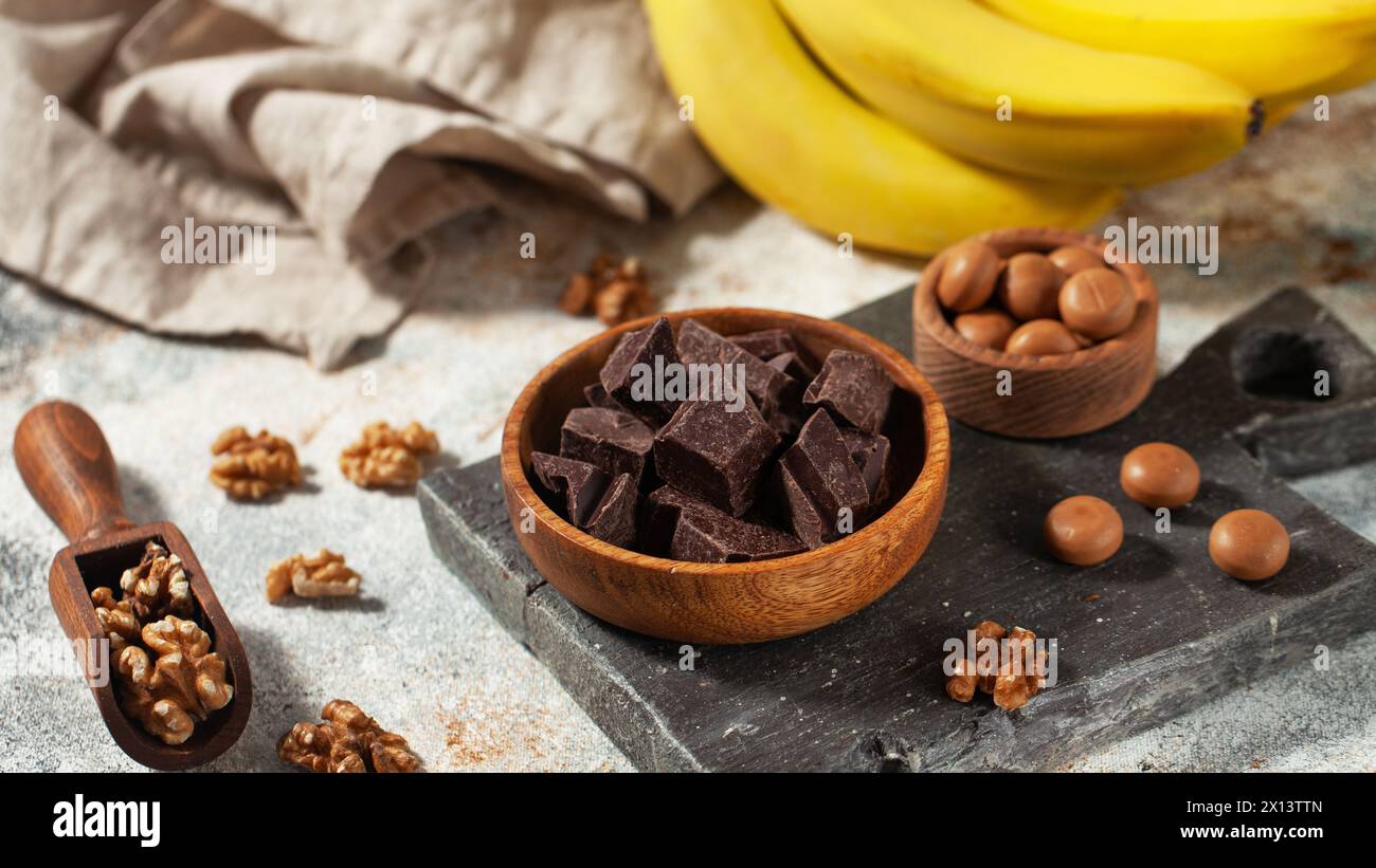 Cubetti di cioccolato fondente artigianale. Cioccolato fondente, noci e banane decadenti Foto Stock