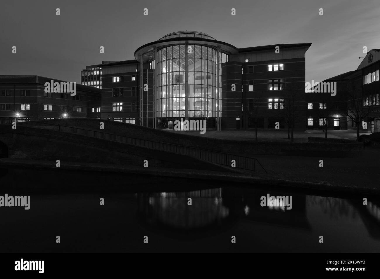 Il Nottingham Justice Centre sul Beeston Canal, Castle Wharf, il centro di Nottingham, Nottinghamshire, Inghilterra, REGNO UNITO Foto Stock