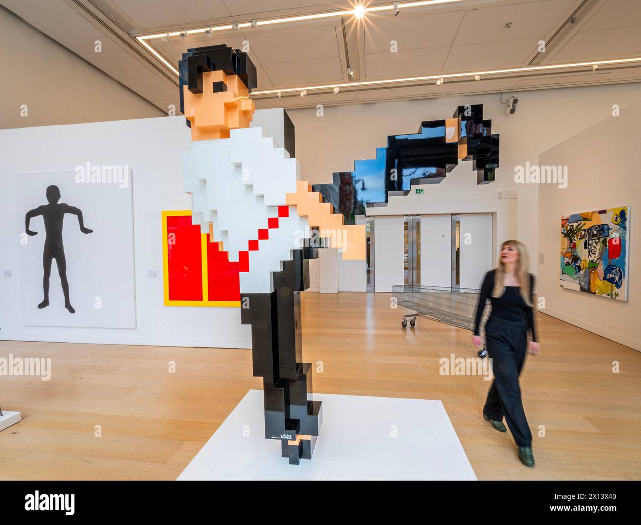 Londra, Regno Unito. 15 aprile 2024. Invader, Bruce Lee 3D, 2015, stima: £ 200.000 - 300.000 con Maurizio Cattelan, meno di dieci articoli, 1997, stima: £ 40.000 - 60.000 e altre opere - Phillips, Londra, presenta in anteprima la sua asta New Now a Londra che presenta oltre 150 lotti di artisti affermati e talenti emergenti. Sarà aperto al pubblico dall'11 al 18 aprile. Londra, Regno Unito. 15 aprile 2024. Crediti: Guy Bell/Alamy Live News Foto Stock