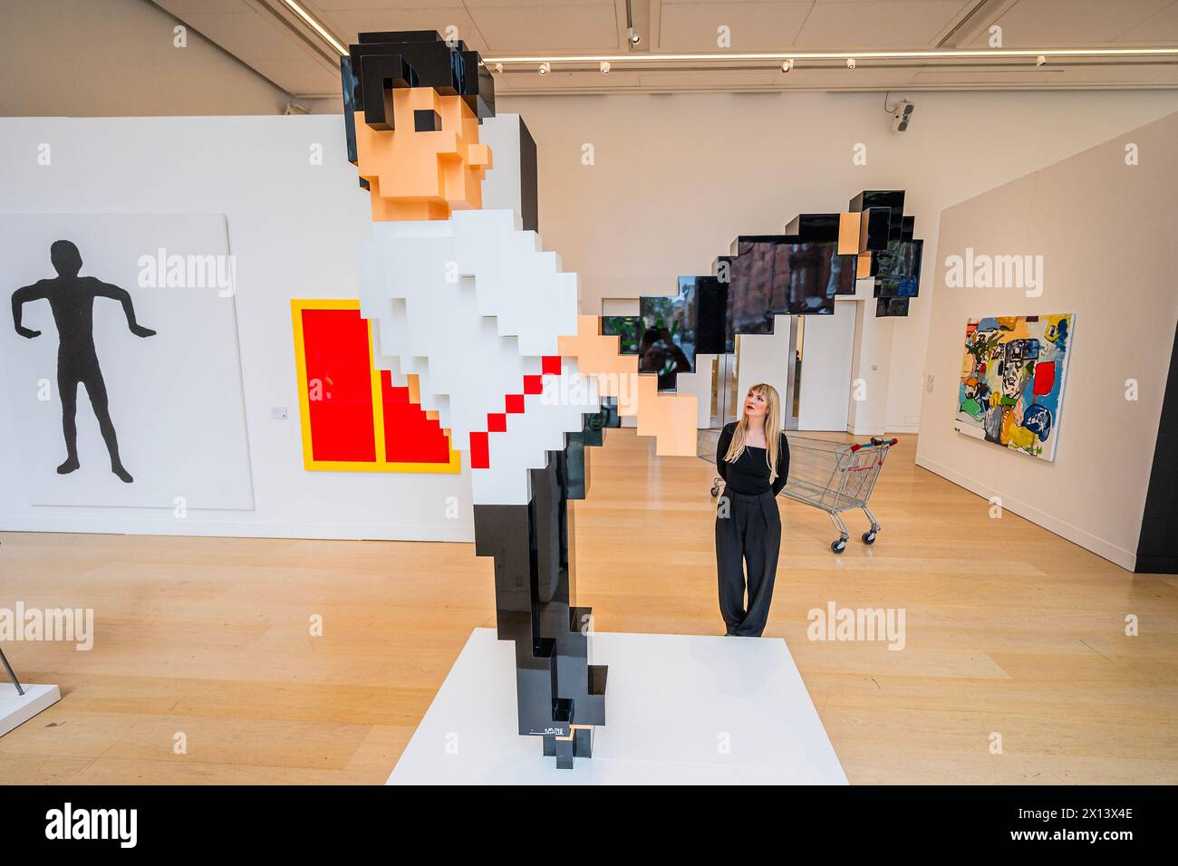 Londra, Regno Unito. 15 aprile 2024. Invader, Bruce Lee 3D, 2015, stima: £ 200.000 - 300.000 con Maurizio Cattelan, meno di dieci articoli, 1997, stima: £ 40.000 - 60.000 e altre opere - Phillips, Londra, presenta in anteprima la sua asta New Now a Londra che presenta oltre 150 lotti di artisti affermati e talenti emergenti. Sarà aperto al pubblico dall'11 al 18 aprile. Londra, Regno Unito. 15 aprile 2024. Crediti: Guy Bell/Alamy Live News Foto Stock