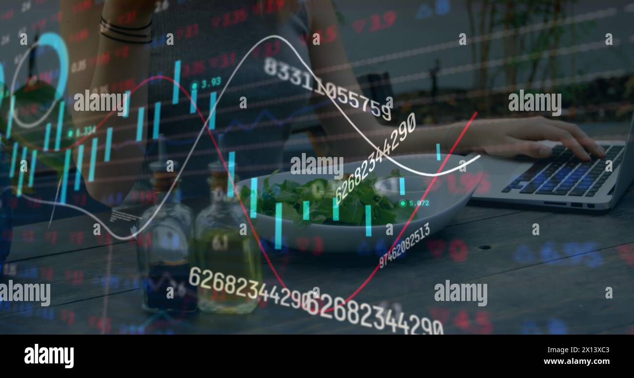 Immagine dell'elaborazione dei dati del mercato azionario su una donna caucasica che scatta una foto del suo pranzo Foto Stock