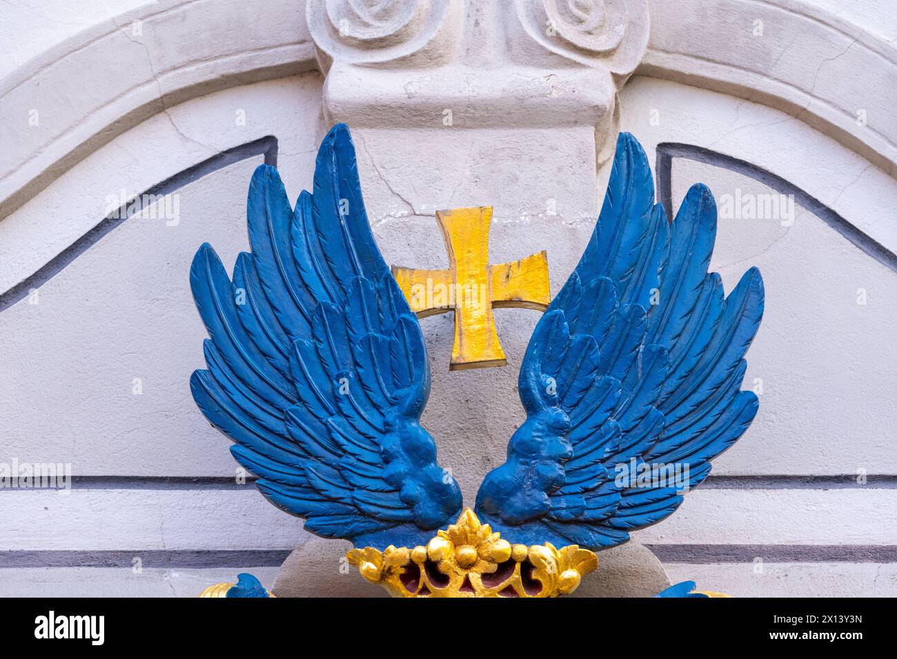 15 aprile 2024, Meclemburgo-Pomerania occidentale, Stralsund: Veduta dello stemma svedese sul municipio di Stralsund. Lo stemma con il leone svedese e un grifone di Pomerania fu concesso alla città dal re Federico i di Svezia nel 1720. Sono in corso lavori di ristrutturazione nel municipio. Quando l'impalcatura è sollevata, gli operai sono occupati sulla facciata, che è chiaramente visibile dall'Alter Markt, comprese le finestre. Anche il cosiddetto portale barocco con lo stemma svedese sul lato ovest, che si trova sulla Ossenreyerstrasse, sarà restaurato per un costo totale di circa 160.000 euro Foto Stock