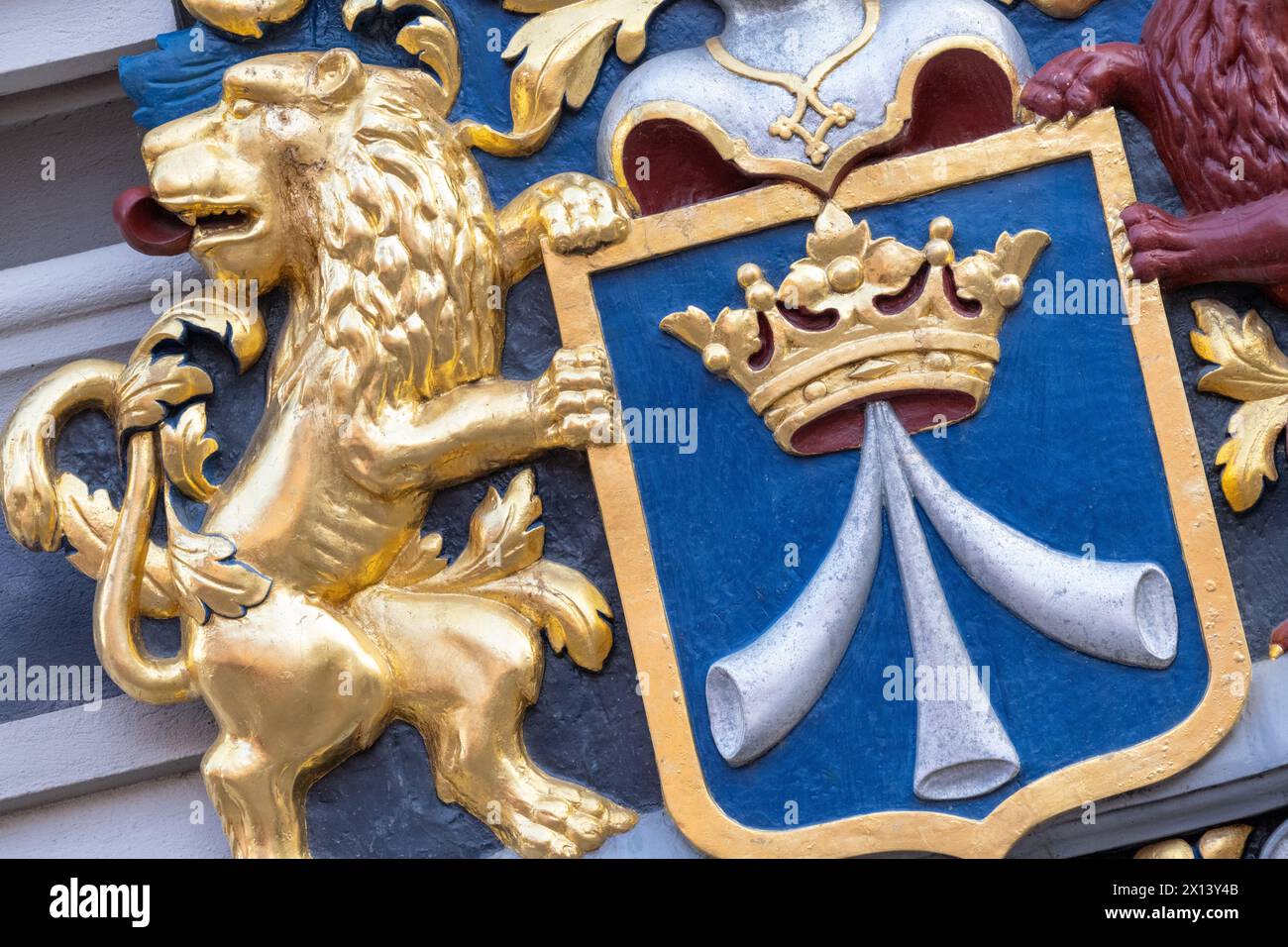 15 aprile 2024, Meclemburgo-Pomerania occidentale, Stralsund: Veduta dello stemma svedese sul municipio di Stralsund. Lo stemma con il leone svedese e un grifone di Pomerania fu concesso alla città dal re Federico i di Svezia nel 1720. Sono in corso lavori di ristrutturazione nel municipio. Quando l'impalcatura è sollevata, gli operai sono occupati sulla facciata, che è chiaramente visibile dall'Alter Markt, comprese le finestre. Anche il cosiddetto portale barocco con lo stemma svedese sul lato ovest, che si trova sulla Ossenreyerstrasse, sarà restaurato per un costo totale di circa 160.000 euro Foto Stock