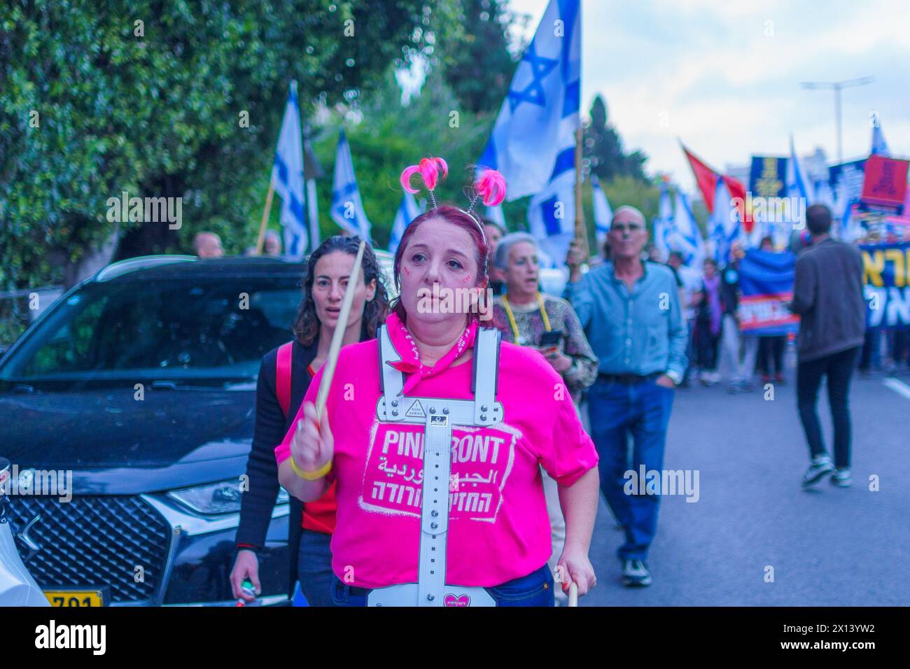 Haifa, Israele - 13 aprile 2024: Le persone prendono parte a una marcia di protesta, con vari segni e bandiere, contro il governo, che chiede nuove elezioni. Foto Stock