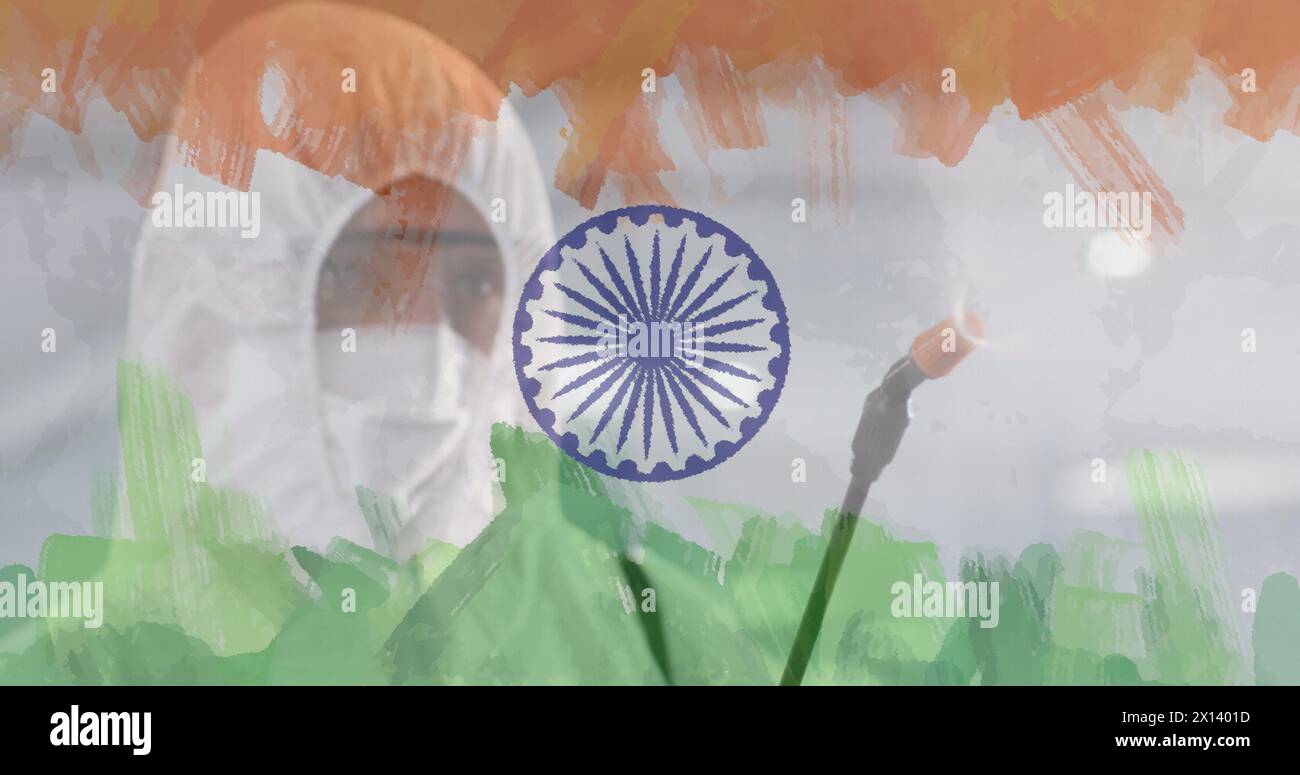 Immagine del lavoratore in tuta dpi disinfettante ufficio sopra bandiera indiana Foto Stock