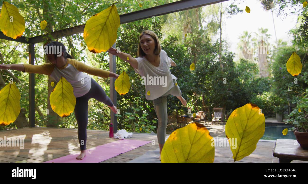 Icona di più foglie che cade contro due donne asiatiche che eseguono yoga Foto Stock