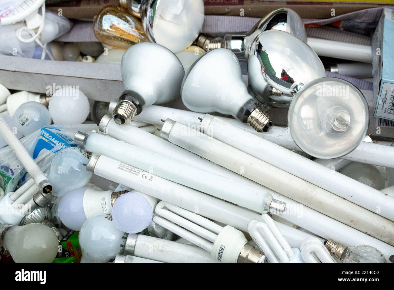 Un mucchio di lampadine, primo piano in un centro di riciclaggio Foto Stock