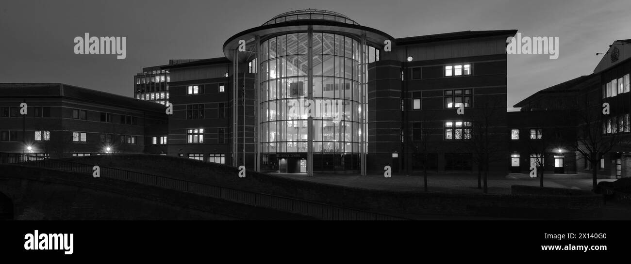 Il Nottingham Justice Centre sul Beeston Canal, Castle Wharf, il centro di Nottingham, Nottinghamshire, Inghilterra, REGNO UNITO Foto Stock