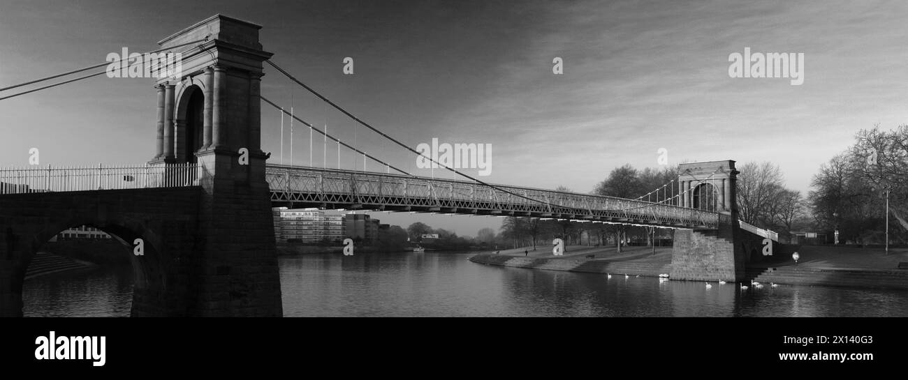Il Wilford Suspension Bridge sul fiume Trent, Nottingham City, Nottinghamshire, Inghilterra, Regno Unito Foto Stock