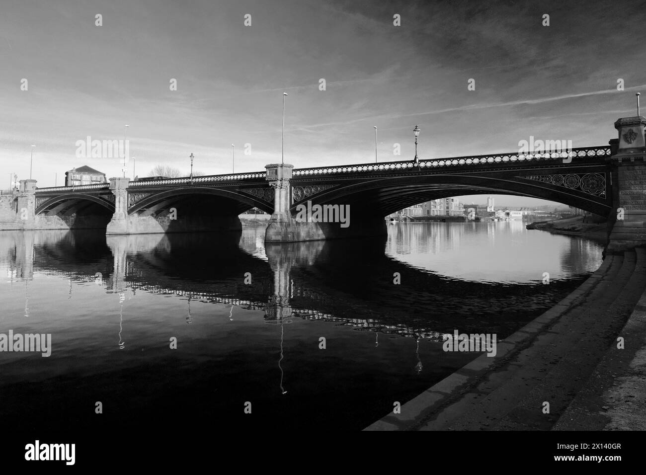 Il fiume Trent e Trent Bridge, il centro di Nottingham, Nottinghamshire, Inghilterra, Regno Unito Foto Stock