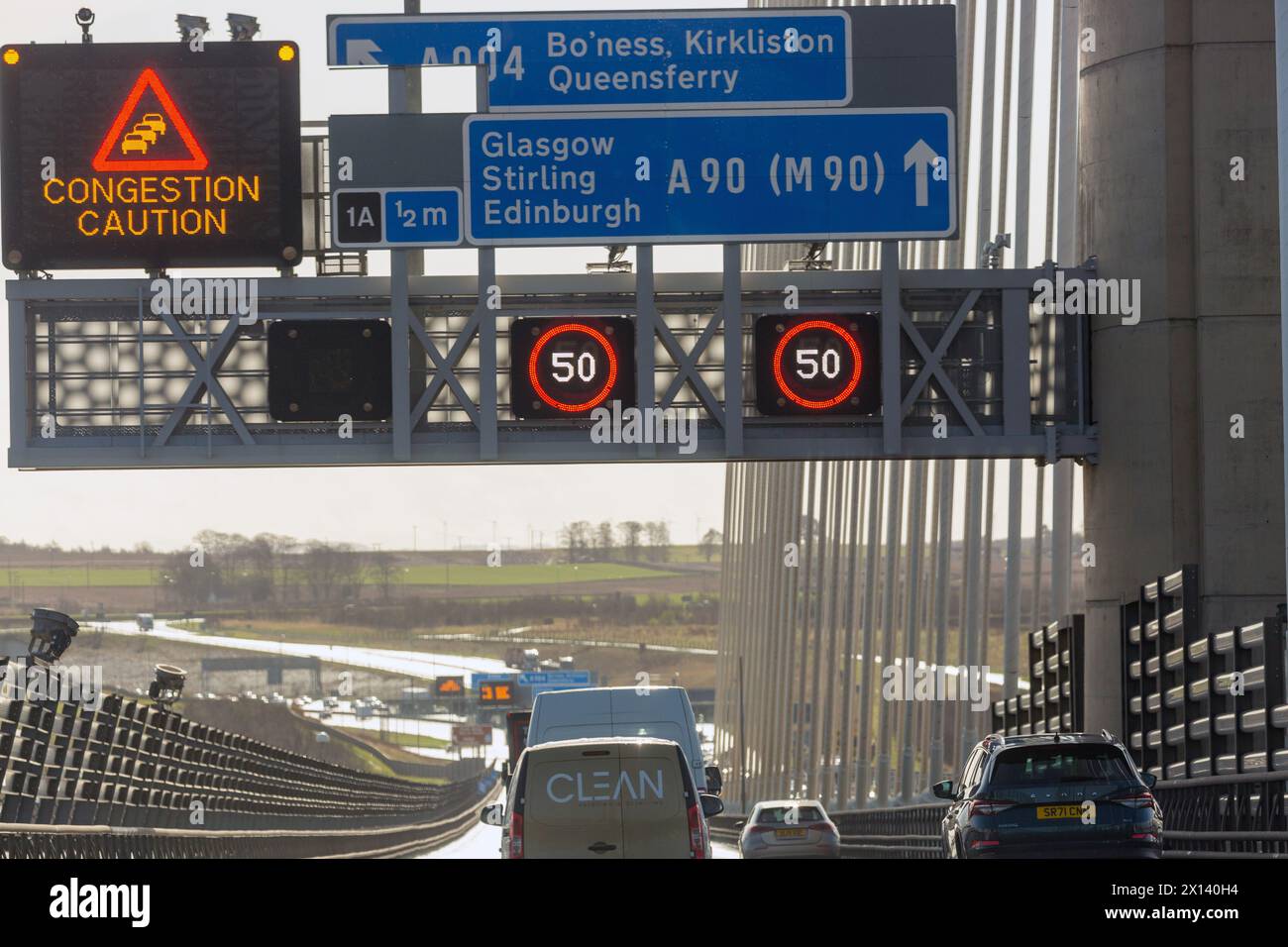 La M90 supera il Queensferry Crossing con il cartello di attenzione sulla congestione Foto Stock
