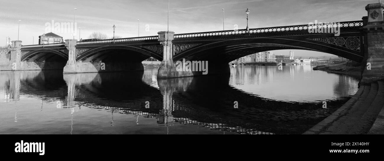 Il fiume Trent e Trent Bridge, il centro di Nottingham, Nottinghamshire, Inghilterra, Regno Unito Foto Stock