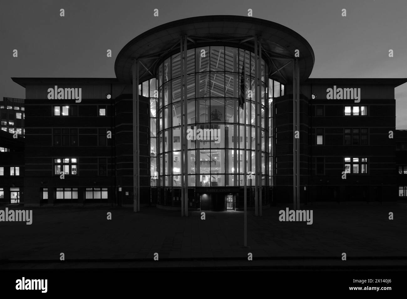 Il Nottingham Justice Centre sul Beeston Canal, Castle Wharf, il centro di Nottingham, Nottinghamshire, Inghilterra, REGNO UNITO Foto Stock