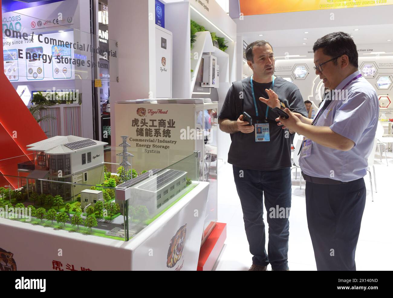 (240415) -- GUANGZHOU, 15 aprile 2024 (Xinhua) -- Un visitatore viene a conoscenza di un sistema di stoccaggio dell'energia durante la 135a sessione della China Import and Export Fair a Guangzhou, nella provincia del Guangdong della Cina meridionale, 15 aprile 2024. La 135a sessione della China Import and Export Fair, nota anche come Canton Fair, ha aperto lunedì a Guangzhou, capitale della provincia del Guangdong della Cina meridionale. A partire da domenica, circa 149.000 acquirenti da 215 paesi e regioni avevano completato la pre-registrazione per l'evento, segnando un notevole aumento del 17,4% rispetto all'edizione precedente. (Xinhua/Lu Hanxin) Foto Stock