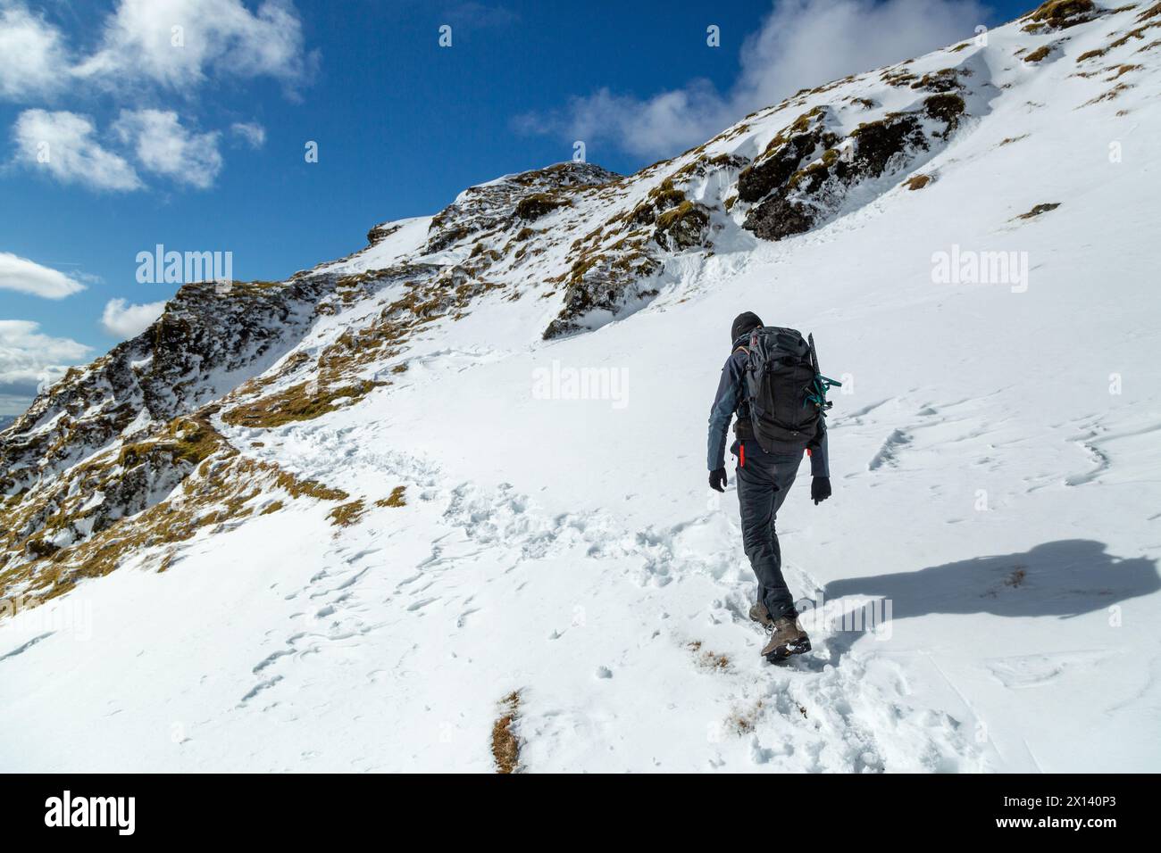 Un camminatore che si dirigeva verso Beinn nan Eachan, una vetta salì come parte della cresta di Tarmachan Foto Stock