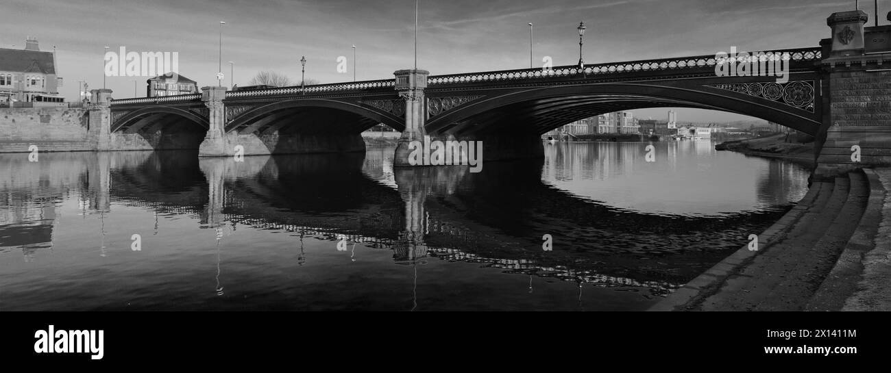 Il fiume Trent e Trent Bridge, il centro di Nottingham, Nottinghamshire, Inghilterra, Regno Unito Foto Stock