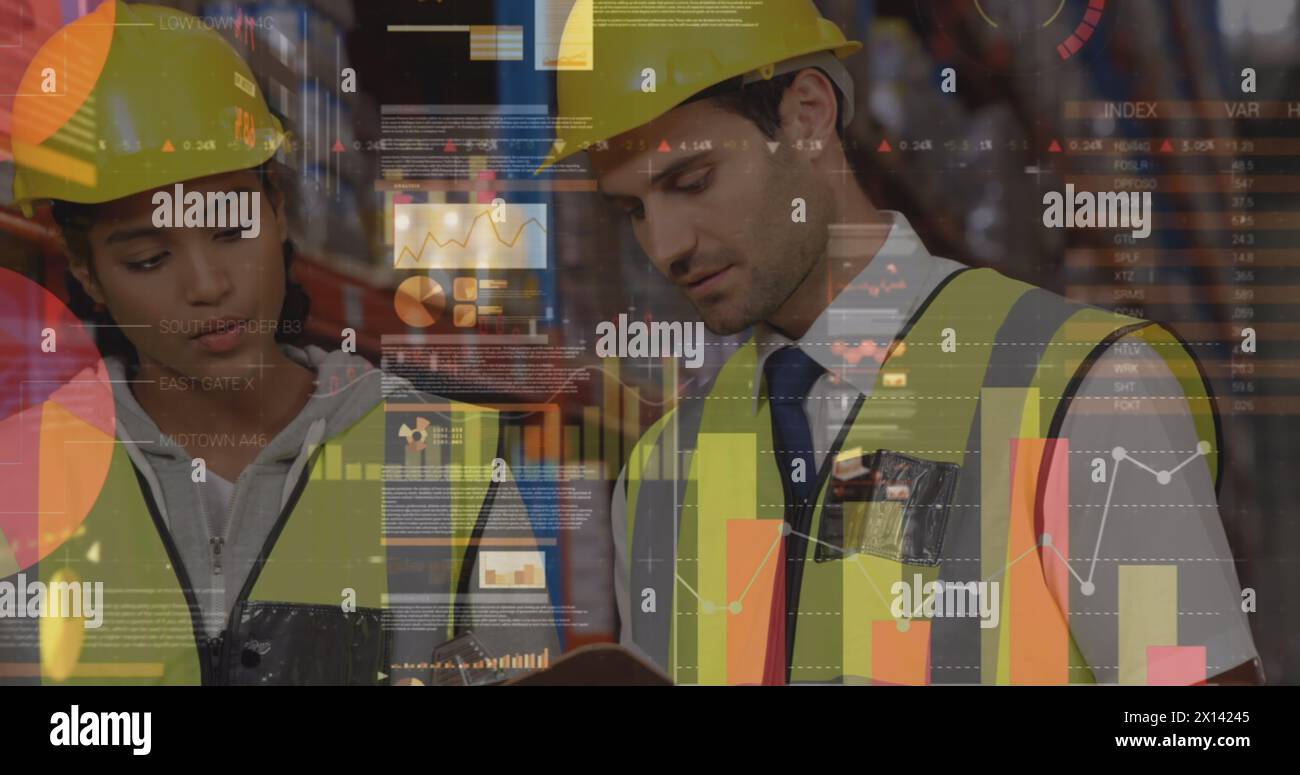 Immagine dell'elaborazione dei dati su diversi supervisori di sesso maschile e femminile che discutono in magazzino Foto Stock