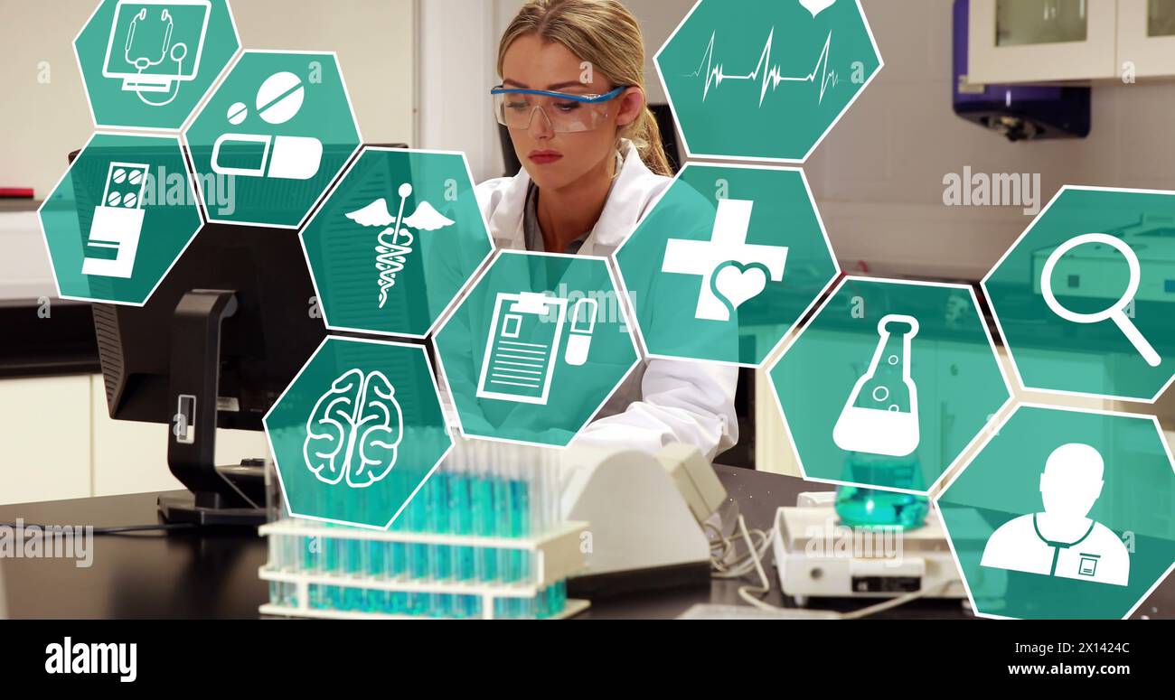 Immagine di icone scientifiche in esagoni su lavoratrici di laboratorio caucasiche che usano il computer Foto Stock