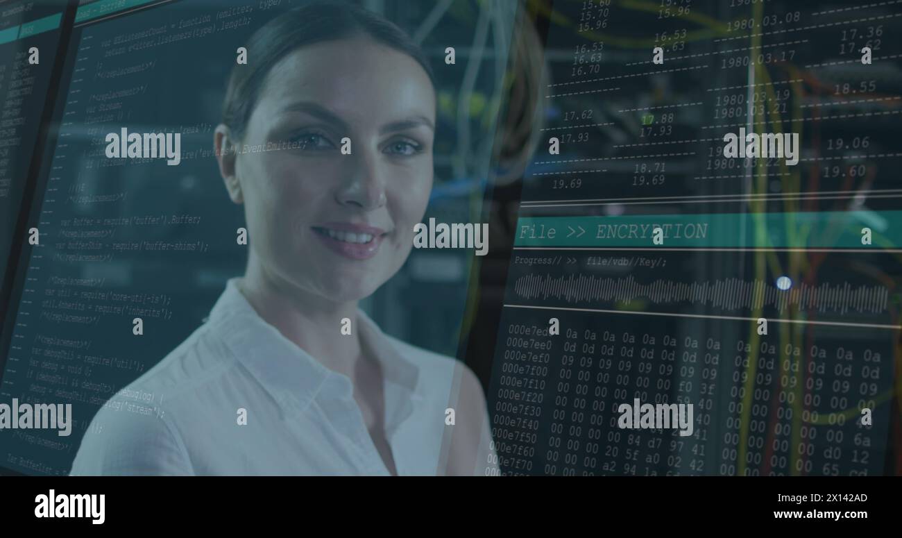 Immagine dell'elaborazione dei dati su lavoratrici caucasiche nella sala server Foto Stock