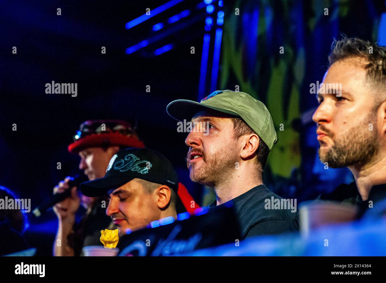 Eindhoven, Paesi Bassi. 14 aprile 2024. I partecipanti si vedono avere difficoltà a mangiare peperoni piccanti. Il concorso di peperoni attira ogni anno migliaia di visitatori che amano guardare i partecipanti piangere e sudare mentre mangiano i peperoncini più caldi. Oltre alla competizione, il festival offre anche piante di pepe in vendita e un mercato pieno di tutti i tipi di salse piccanti. Credito: SOPA Images Limited/Alamy Live News Foto Stock