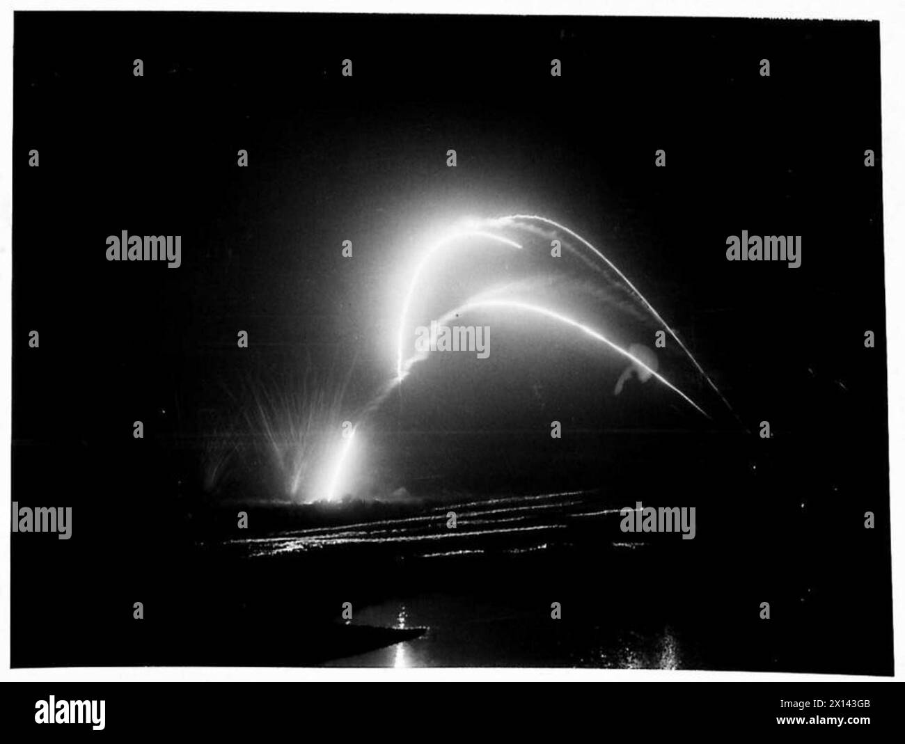 Le fotografie notturne mostrano truppe e guardie interne con proiettili traccianti e cariche esplosive che creano motivi visibili. Foto Stock