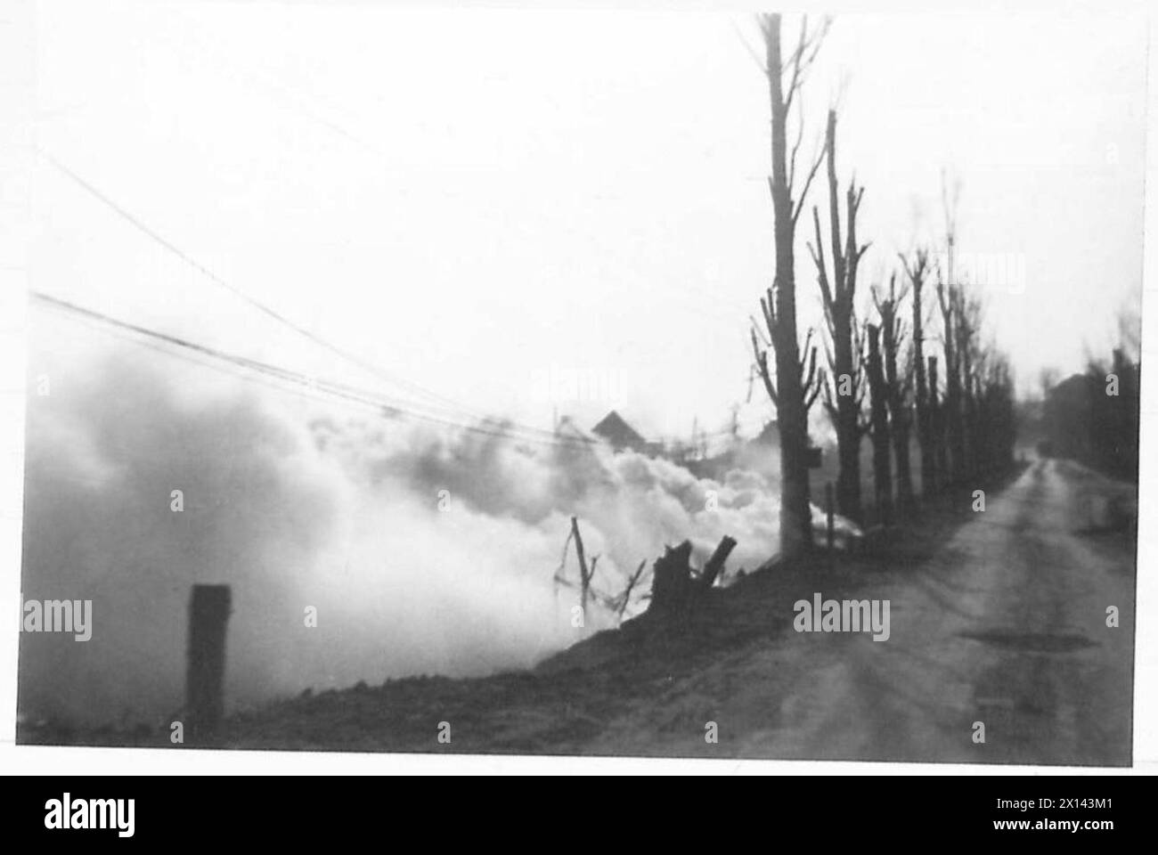 Le truppe dell'esercito britannico della 2a Armata si preparano per l'offensiva del Reno, marzo, dispiegando una grande barriera fumogena, il 21st Army Group. Foto Stock