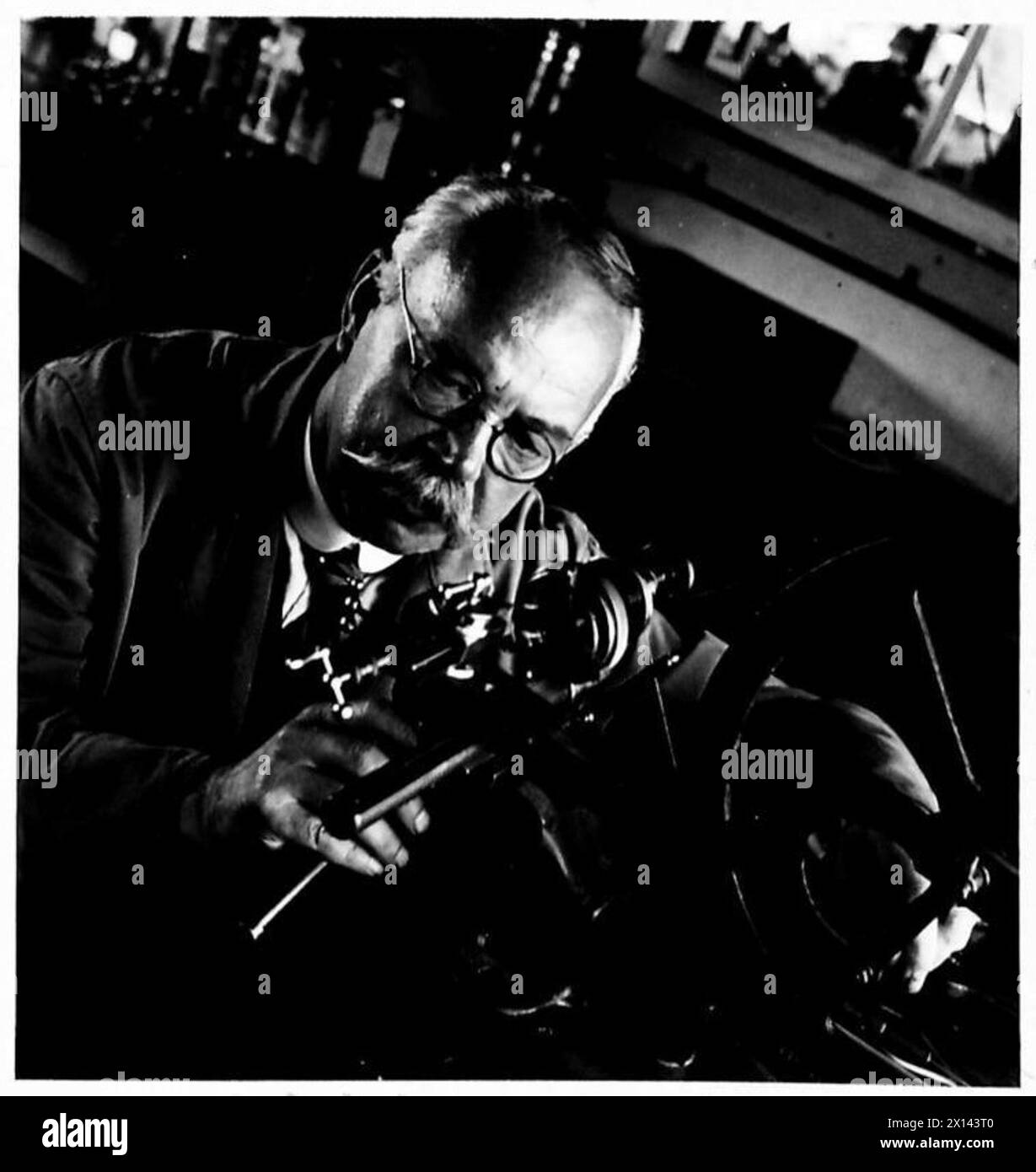 Il meccanico di strumenti W.H. Clark, 66 anni, ex militare della RFC e della RAF dal 1914 al 1919, lavora nelle officine REME in un deposito dell'esercito britannico. Foto Stock