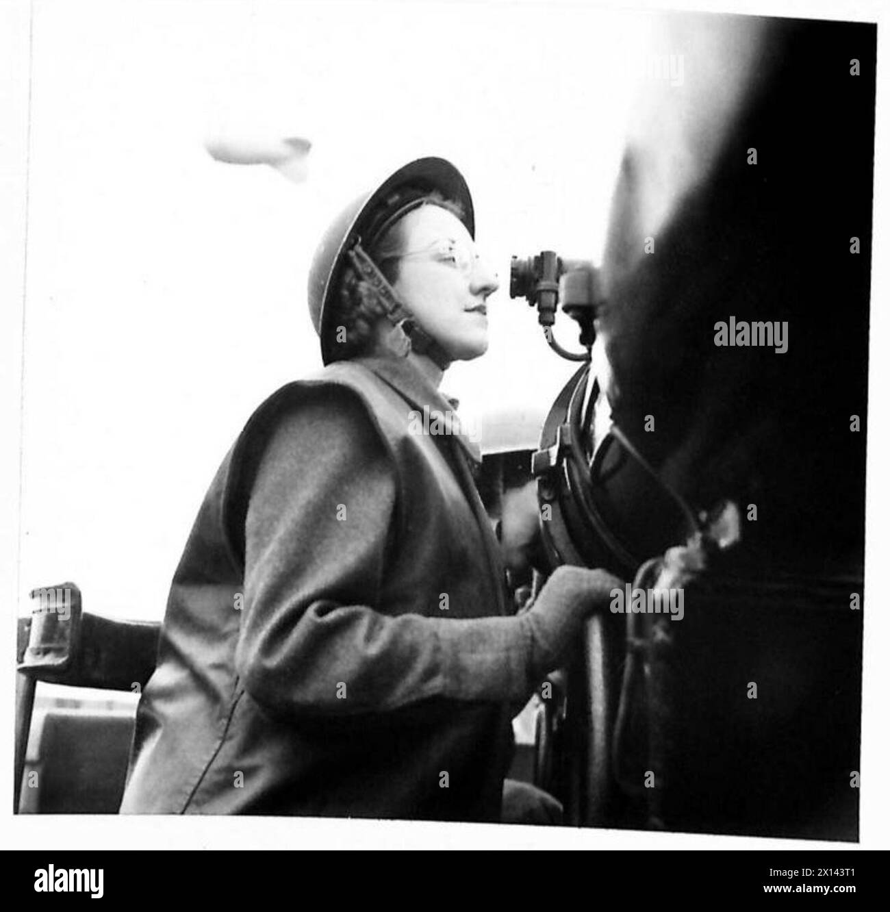 La privata Mary Whitaker, figlia di un generale, si allena su un rilevatore di altezza e raggio come parte dei suoi compiti nell'ATS. Foto Stock