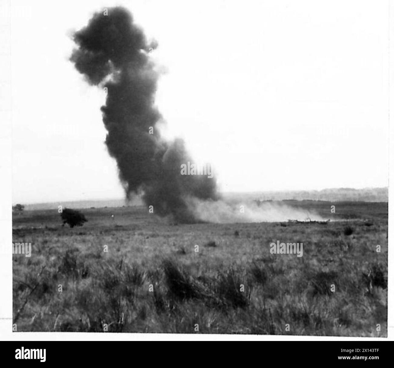 Un campo minato viene fatto esplodere come parte di una dimostrazione di ostacoli sotto la supervisione del comando settentrionale. Foto Stock