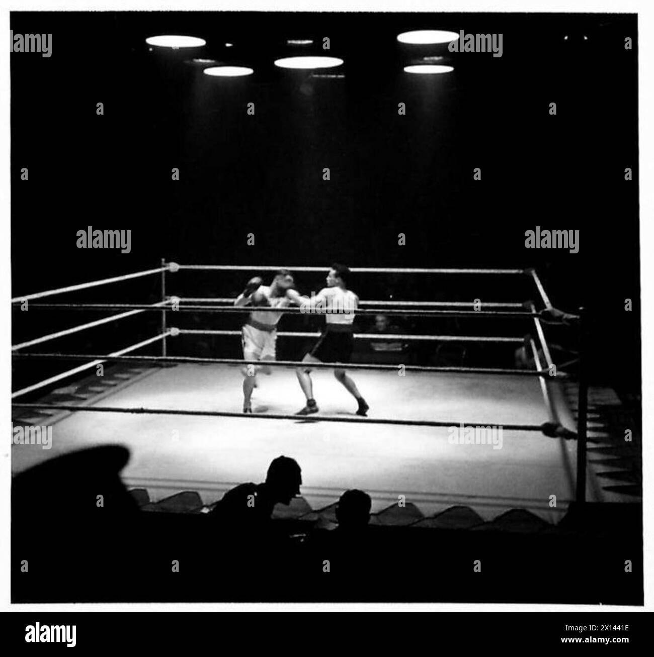 Bonser privato di R.A. e RFn. G. Albrow di R.B. gareggiano nell'Army Boxing Championships, finale dei pesi gallo Foto Stock